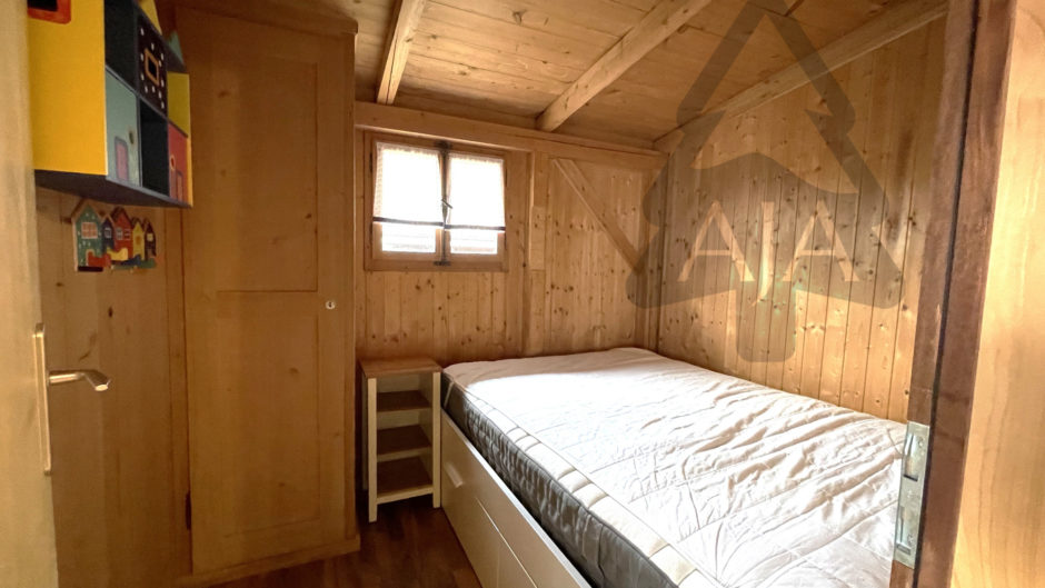 Holzverkleidetes Schlafzimmer