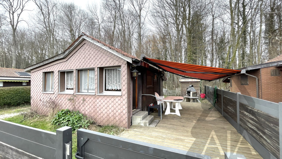 Kleines Haus mit Terrasse und Markise