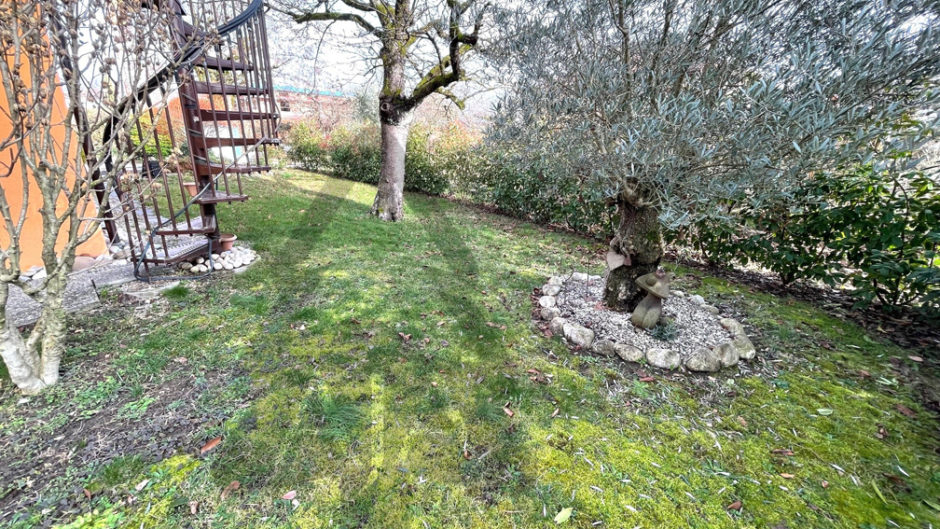 Garten mit Außentreppe