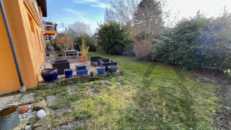 Garten mit Terrasse und Sitzbereich