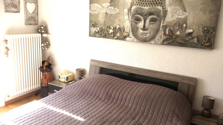 Schlafzimmer mit Bett und Dekoration