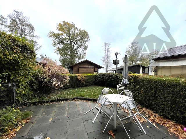 Garten mit Terrasse und Sitzgruppe