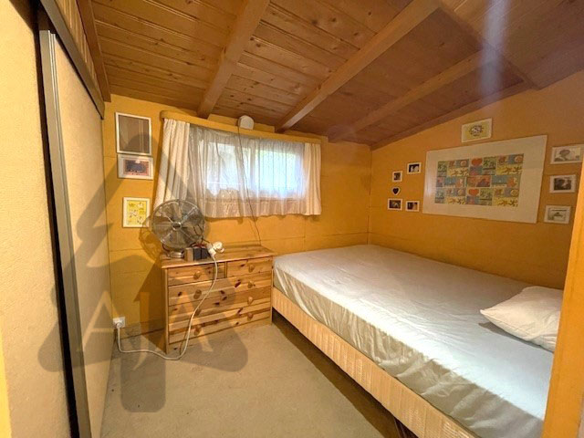 Gemütliches Schlafzimmer mit Holzdecke