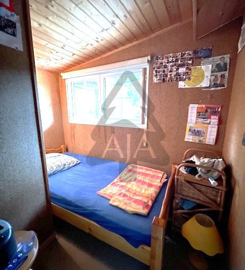 Kleines Schlafzimmer mit Dachschräge