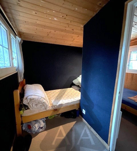 Kleines Schlafzimmer mit Holzdecke