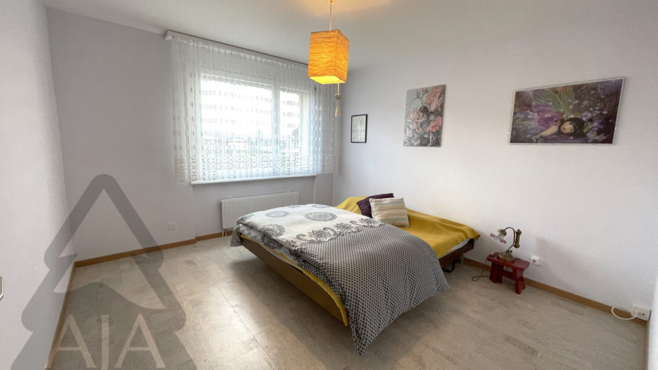 Schlichtes Schlafzimmer mit Tageslicht