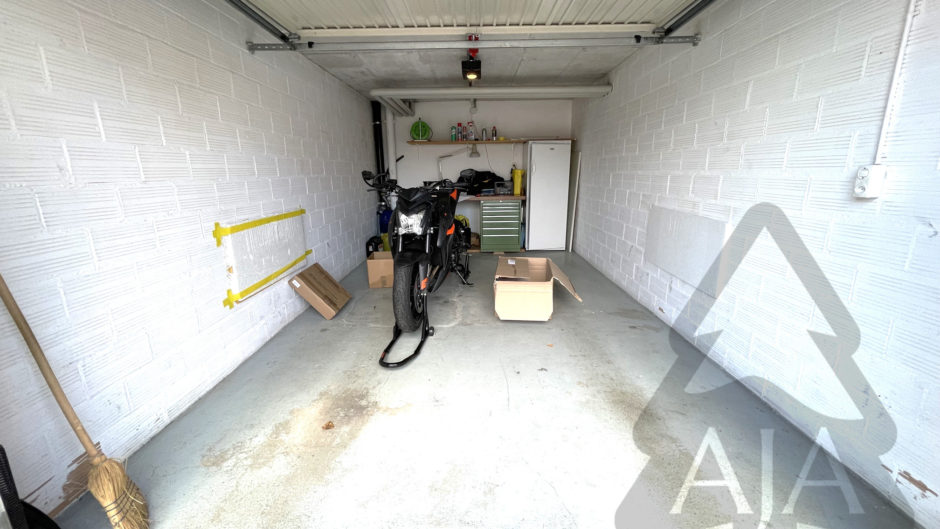 Garage mit Motorrad und Arbeitsbereich