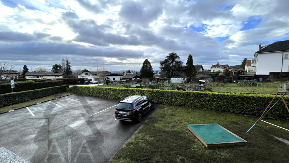 Außenbereich mit Parkplatz und Garten