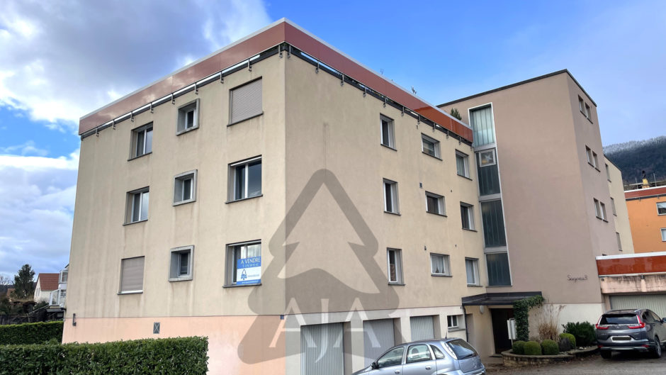 Mehrfamilienhaus mit Verkaufshinweis