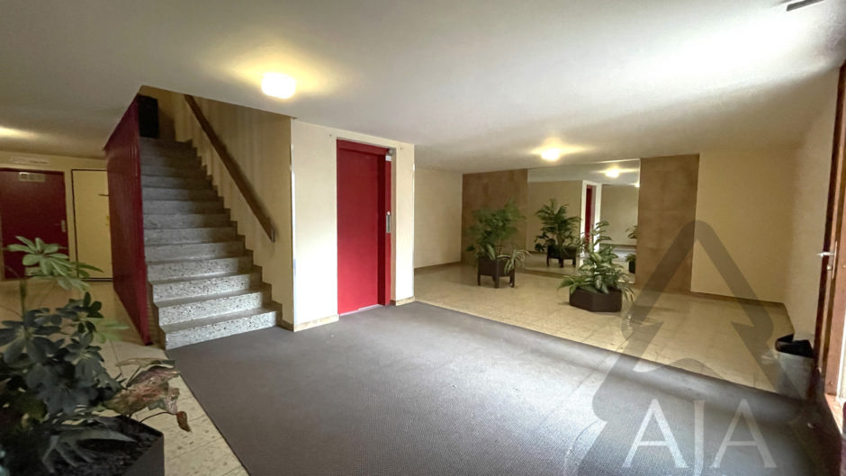 Treppenhaus und Eingangsflur im Mehrfamilienhaus
