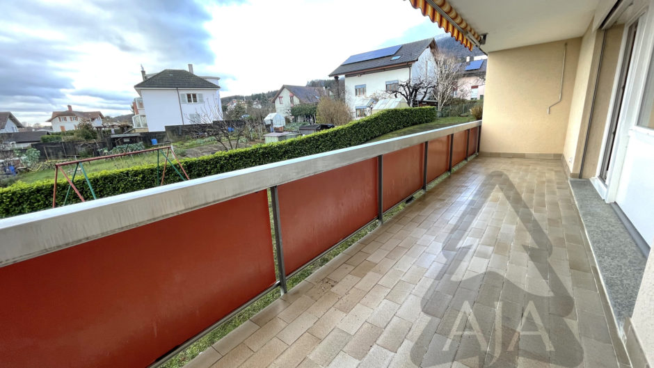 Balkon mit Blick ins Wohnumfeld