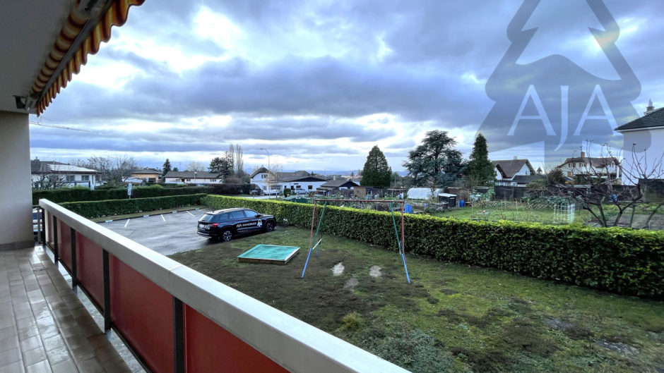 Balkon mit Blick auf Garten und Nachbarschaft
