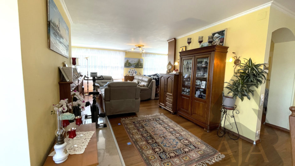 Wohnzimmer mit klassischer Möblierung