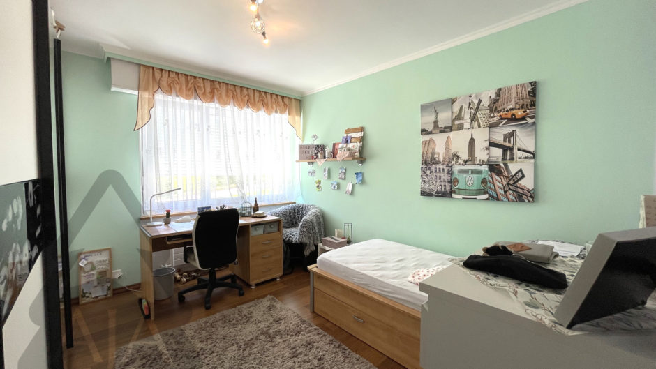 Helles Schlafzimmer mit Arbeitsplatz