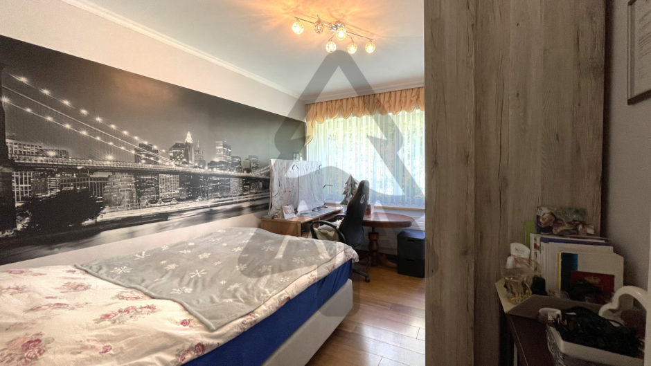 Schlafzimmer mit Arbeitsplatz am Fenster