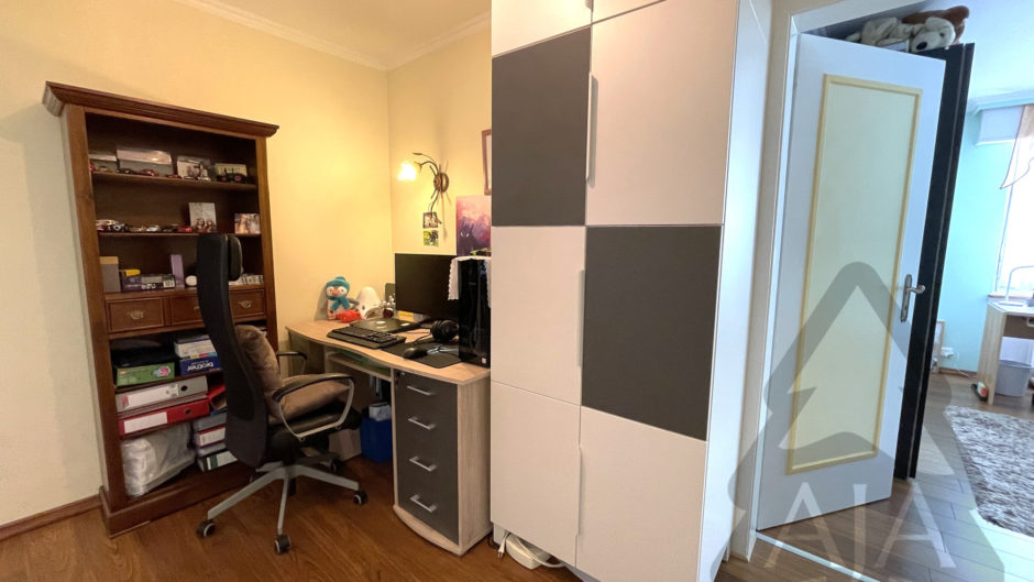 Arbeitszimmer mit Stauraum und Schreibtisch