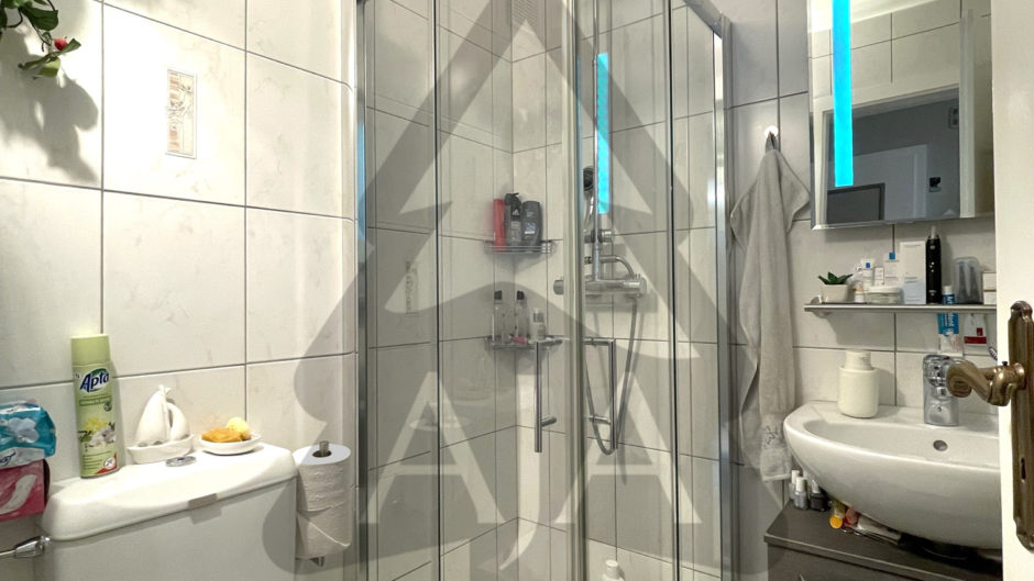 Modernes Badezimmer mit Duschkabine und Waschbecken