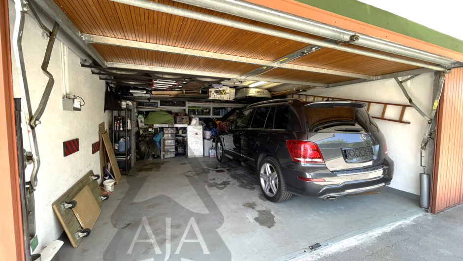 Garage mit geparktem SUV und Stauraum