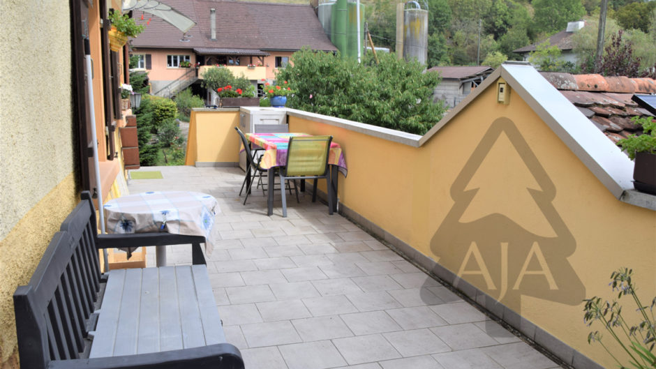 Dachterrasse mit Sitzplatz und Gartenblick