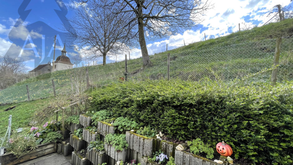 Hügelgarten mit Kirche im Hintergrund