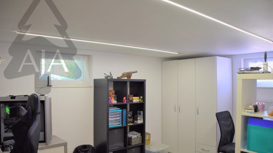 Kleiner heller Raum mit Schrankwand und Arbeitsbereich