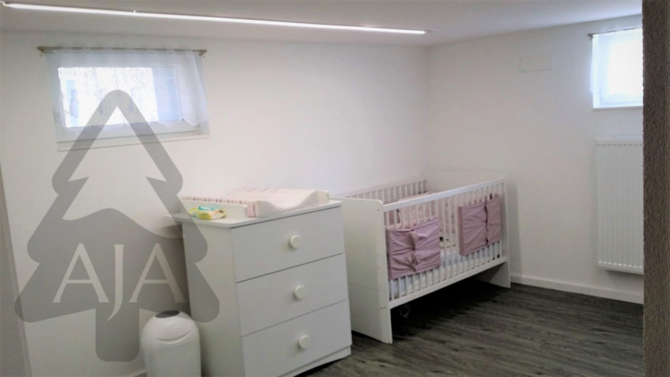 Helles Kinderzimmer mit weißer Möblierung