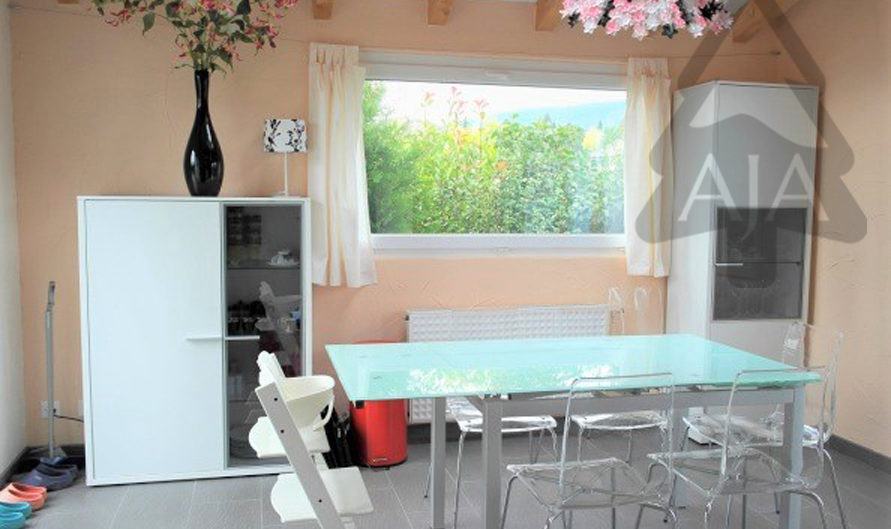 Essbereich mit großem Fenster