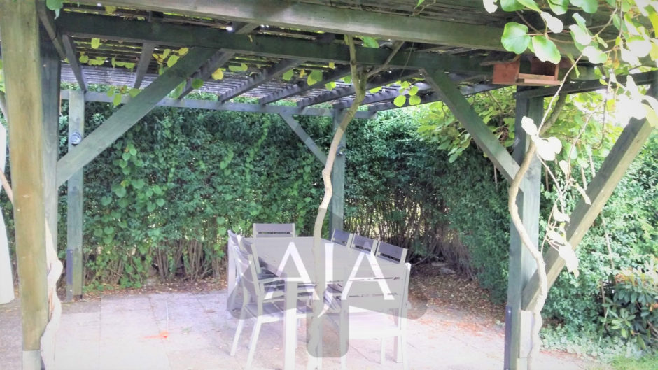 Überdachte Terrasse im Grünen