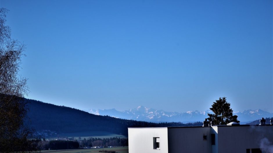 Außenansicht mit Bergpanorama