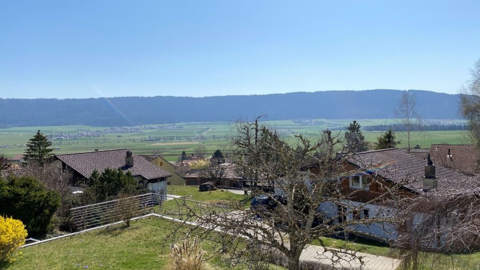 Ländlicher Ausblick mit Häusern und Bergen