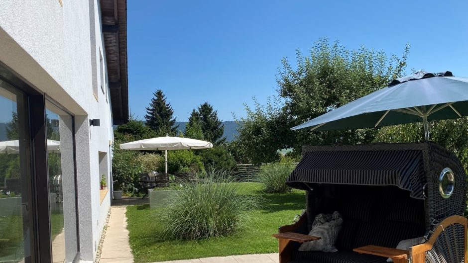 Gartenansicht mit Terrasse und Sitzbereich