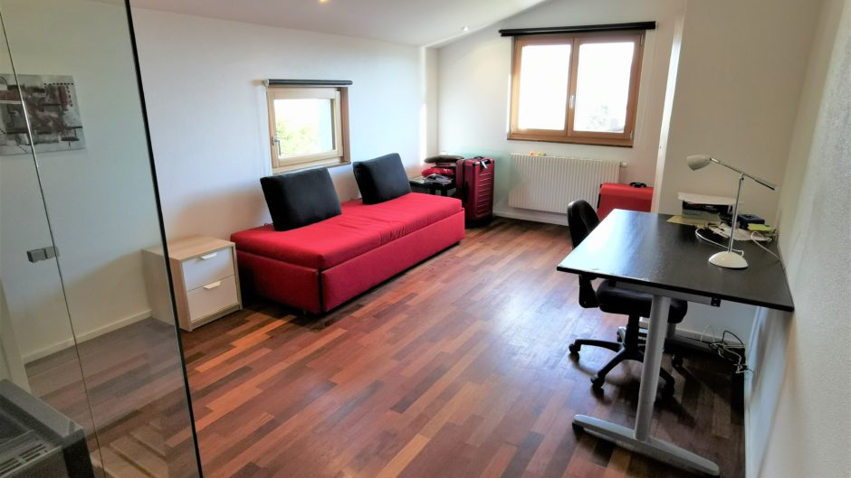 Arbeitszimmer mit Sofa und Schreibtisch