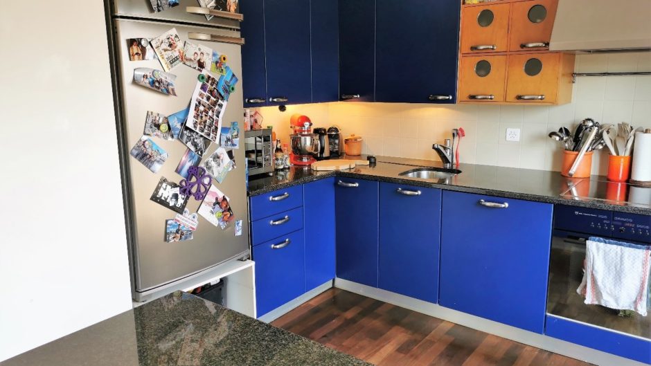 Moderne Küche mit kräftig blauen Fronten