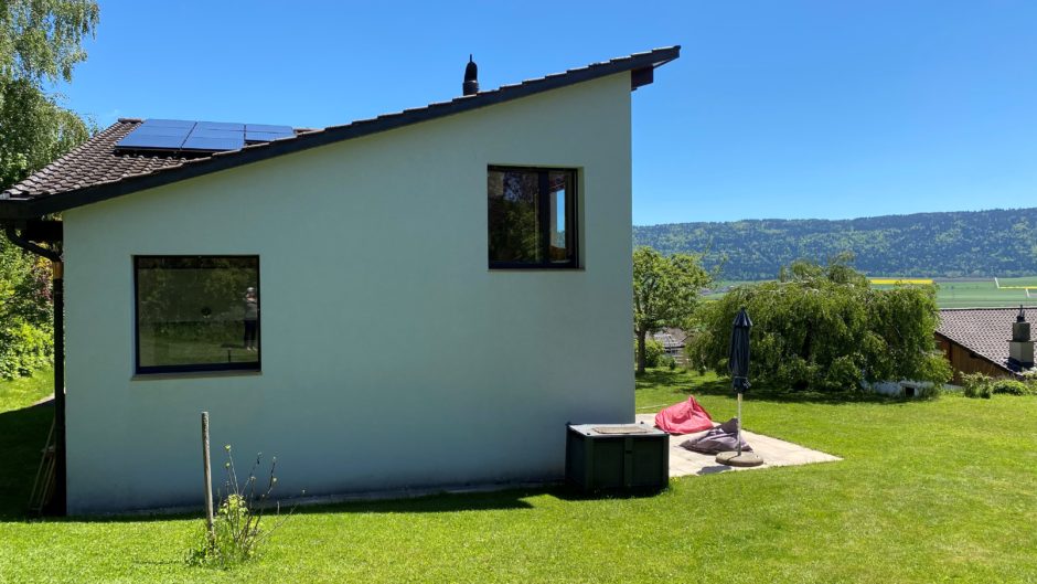 Einfamilienhaus mit Solardach und Gartenblick