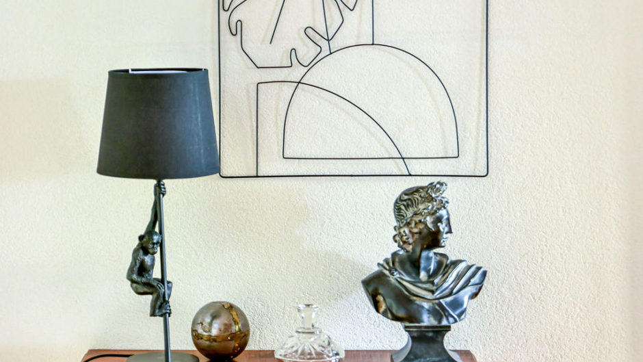 Dekorative Tischvignette mit Lampenfigur und Skulptur