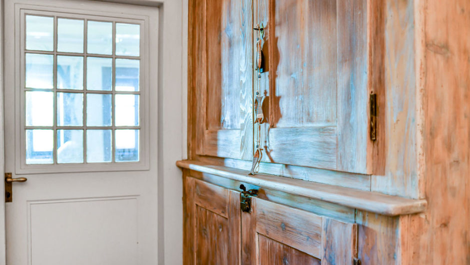 Heller Innenraum mit Holzschrank und Tür