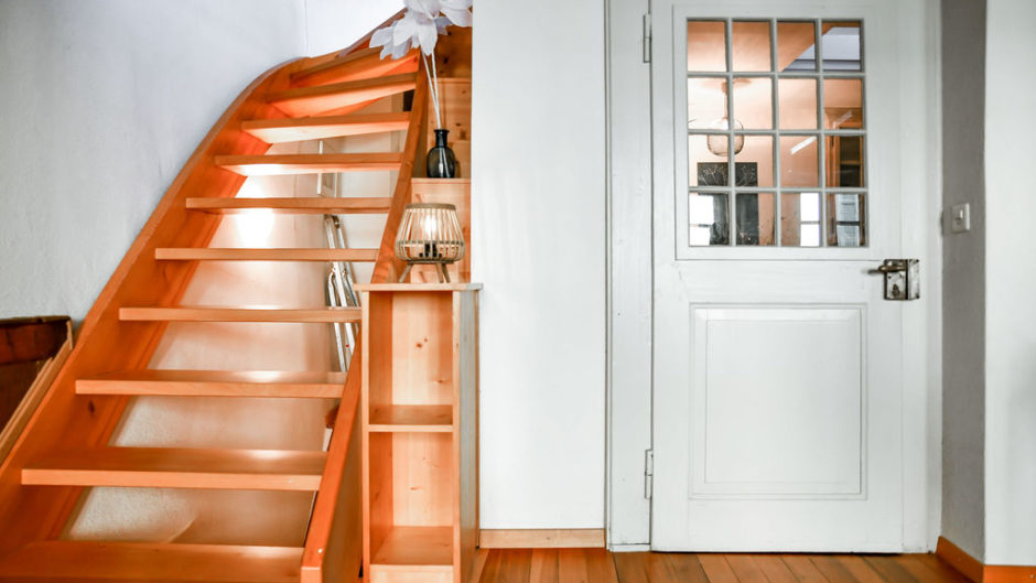 Flur mit Treppe und Tür