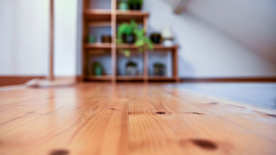 Unschärfe im Wohnraum mit Holzboden