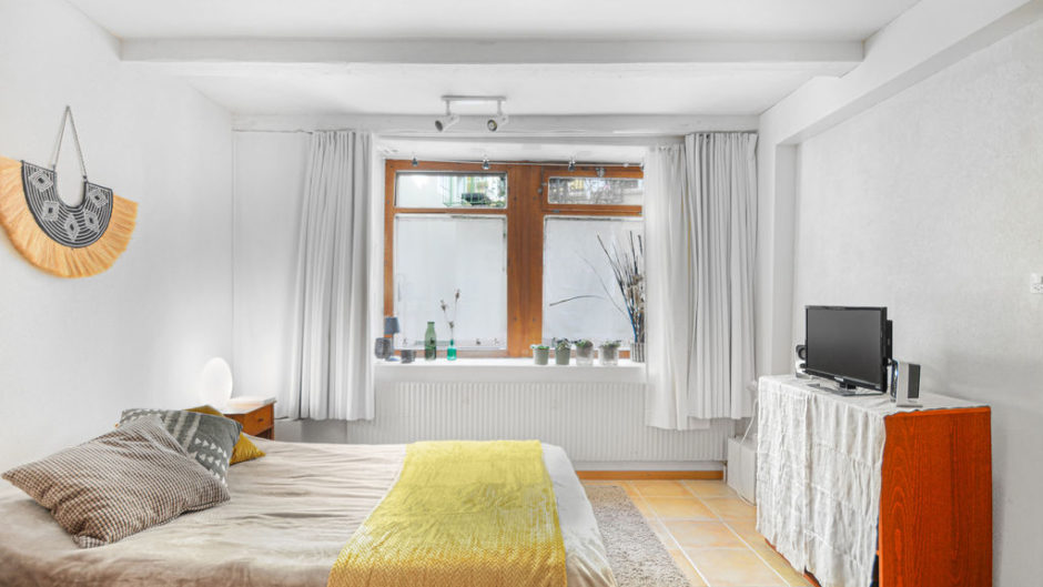 Helles Schlafzimmer mit großem Fenster
