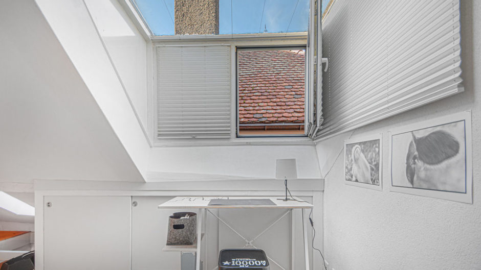 Heller Dachboden- bzw. Arbeitsbereich unter einem Dachfenster