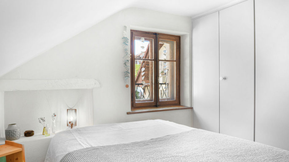 Helles Dachgeschoss-Schlafzimmer