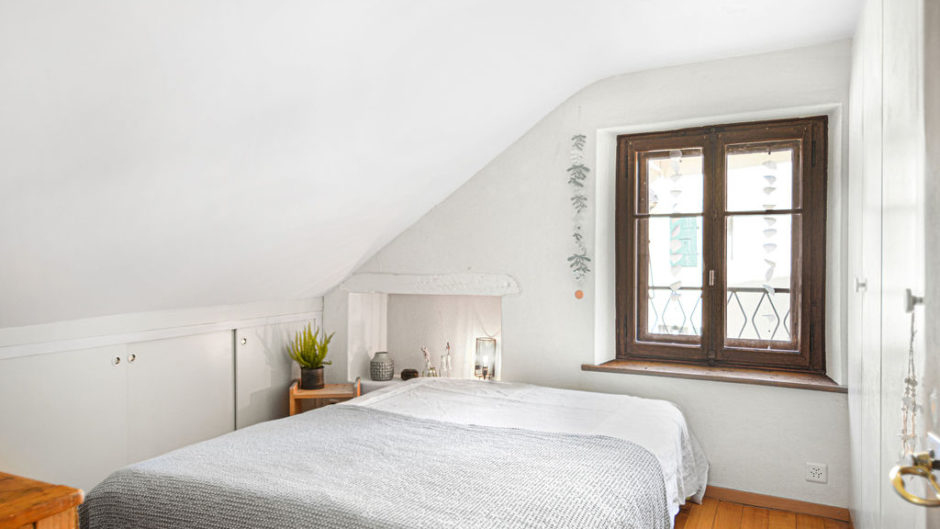 Dachgeschoss-Schlafzimmer mit schräger Decke