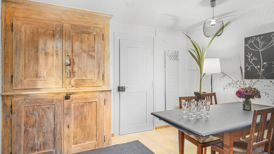 Esszimmer mit rustikalem Holzschrank