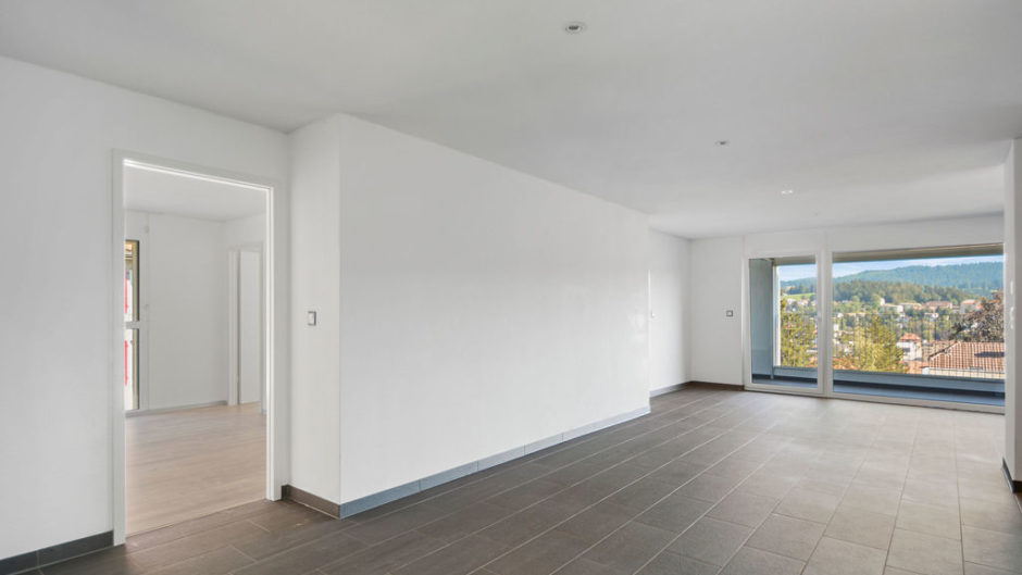 Heller leerer Wohnraum mit Balkonblick
