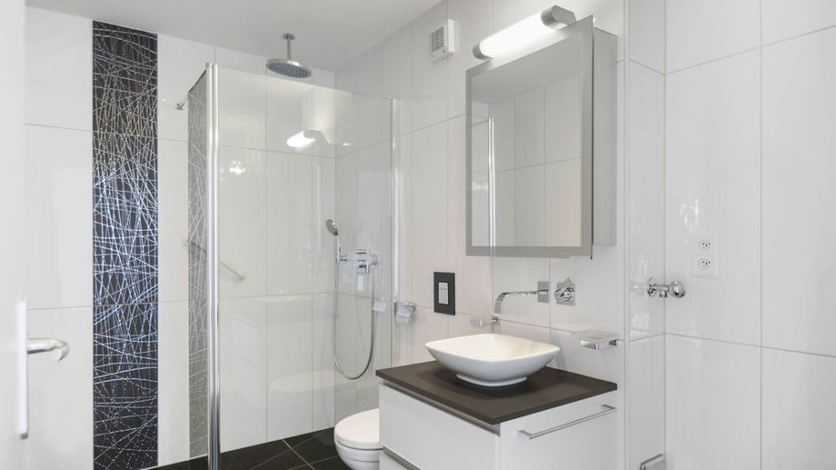 Modernes Badezimmer mit Dusche und Waschtisch