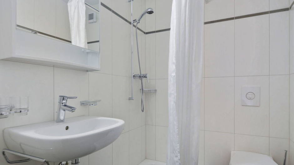 Badezimmer mit Dusche und Waschbecken