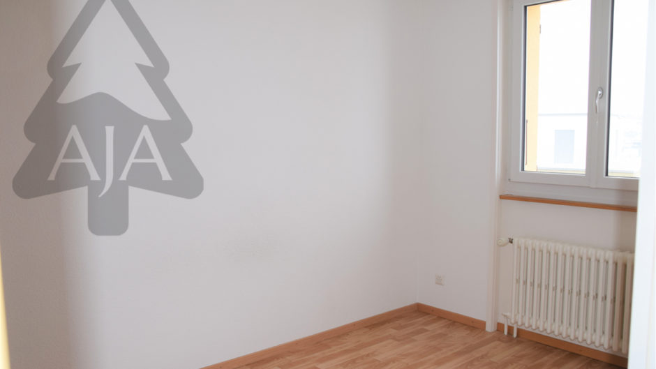 Leerer kleiner Raum mit Fenster und Heizkörper