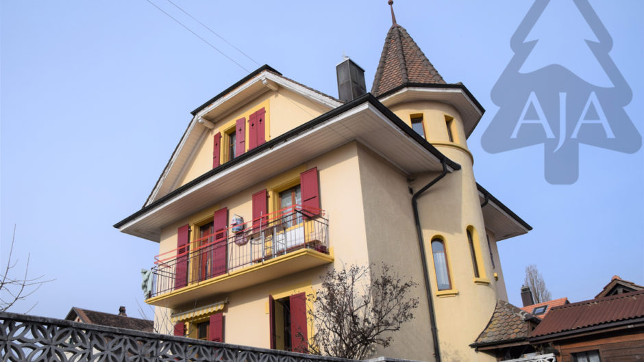 Historisches Wohnhaus mit Turm und Balkon