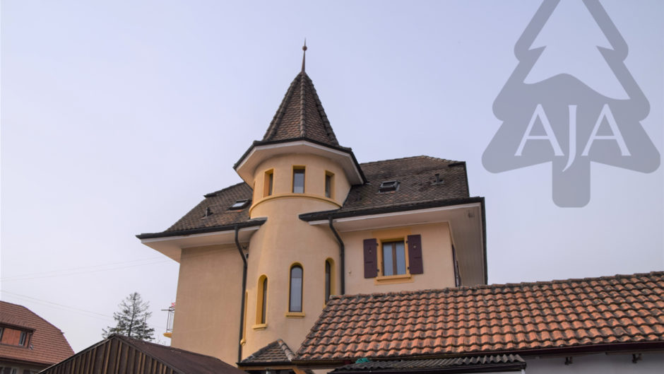 Außenansicht eines historischen Gebäudes mit Turm