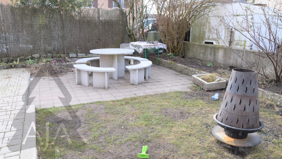 Garten mit Sitzplatz und Feuerstelle